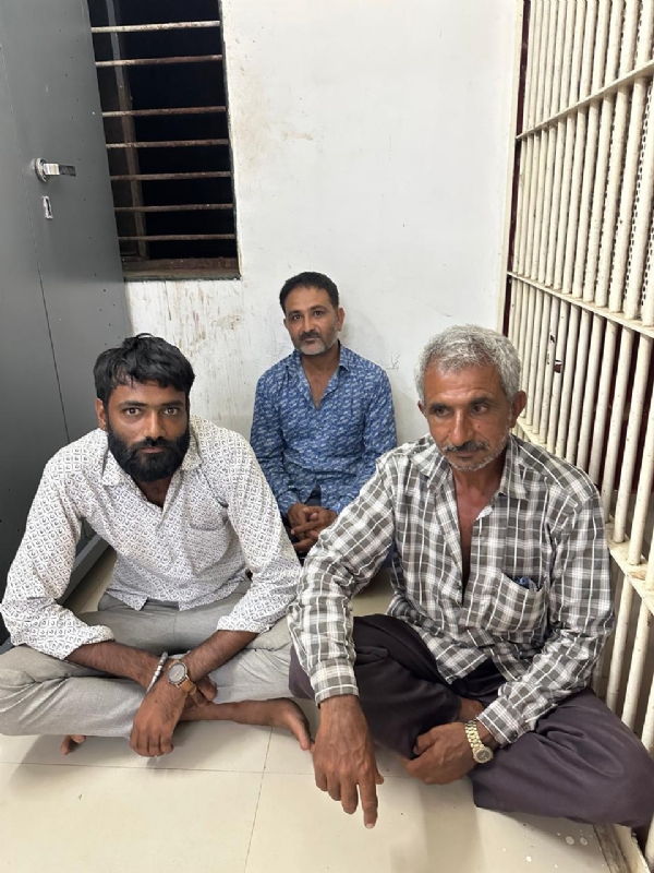 ધ્રુવાળા ગામે જુગાર રમી રહેલા 3 શખ્સો ઝડપાયા.