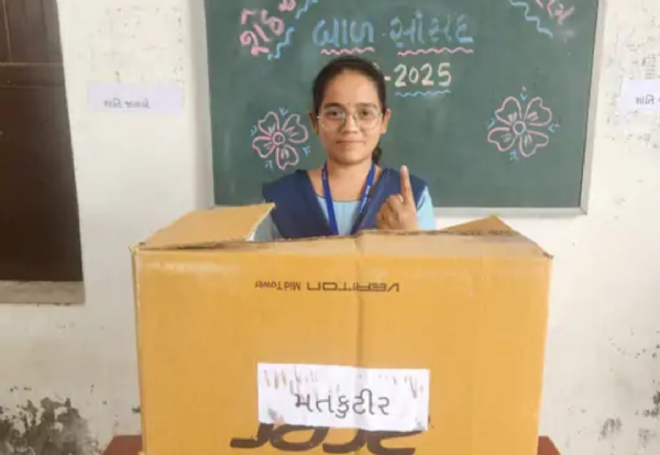 ઇવીએમ એપથી વર્ગ પ્રતિનિધિઓની ચૂંટણી: શેઠ એમ.એન. હાઈસ્કૂલમાં લોકશાહીનો જીવંત અભ્યાસ