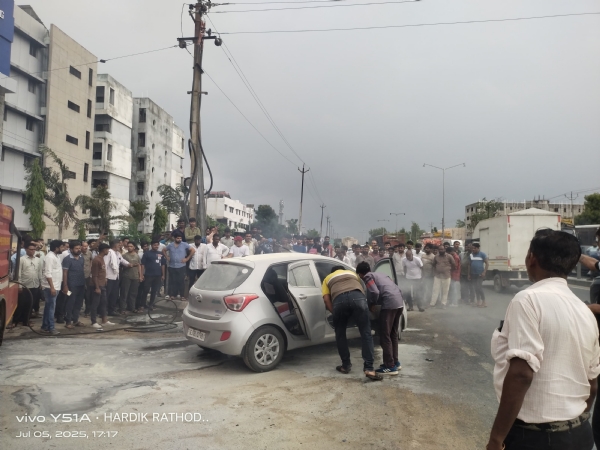 સિધ્ધપુરના દેથળી ચાર રસ્તા ઉપર કારમાં આગ લાગી,ફાયર ફાઈટરે આગ કાબુમાં લીધી