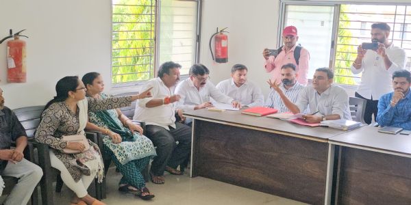 અંબાજીમાં ચાલતા વહીવટી સાશનનો અંત લાવ્યો હતોને હવે ફરી લોકશાહી ઢબે સરપંચ અને ઉપસરપંચ ચૂંટવામાં આવ્યા ,