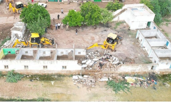 આડેસરમાં ગેરકાયદે બાંધકામ તોડી પડાયા
