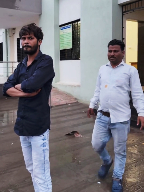 ડીજીવીસીએલ ઝઘડિયા વીજ કચેરીમાં બે કર્મચારી શરાબની મેજબાની માણતા ઝડપાયા