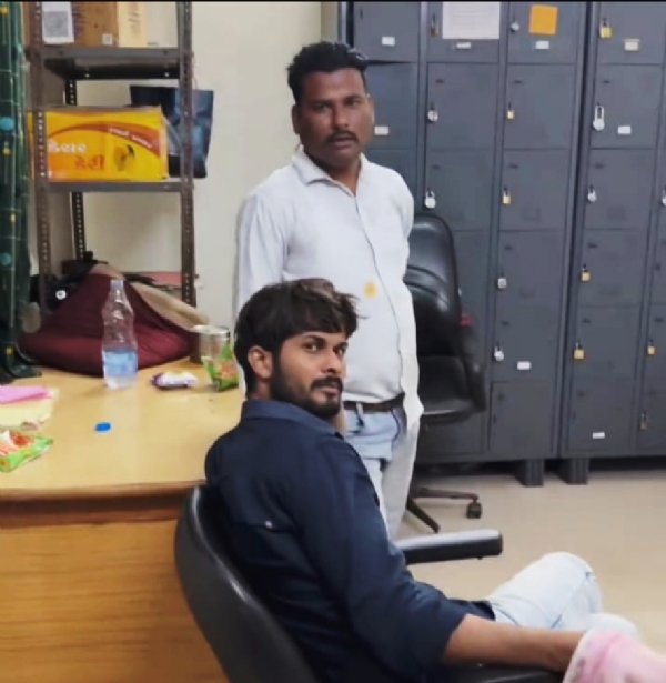 ડીજીવીસીએલ ઝઘડિયા વીજ કચેરીમાં બે કર્મચારી શરાબની મેજબાની માણતા ઝડપાયા