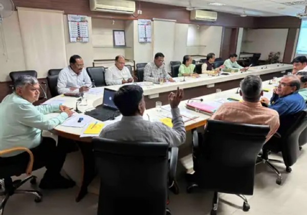 HNGU કારોબારી બેઠક: કોડ ચાર્જનો નિર્ણય, 6 કર્મચારીઓ કાયમી