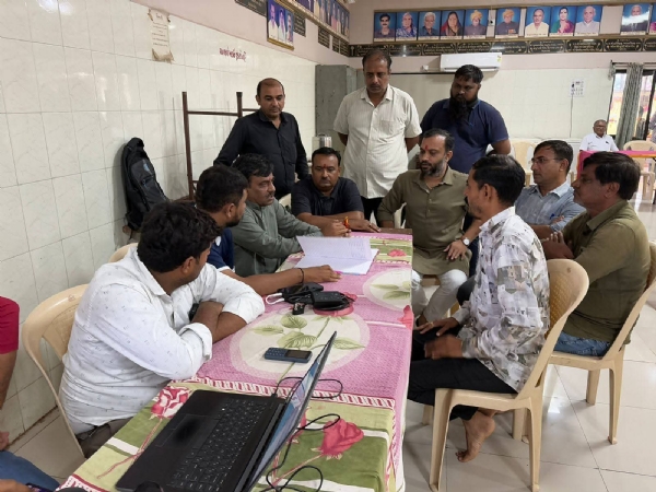 મહાનગર વોર્ડ નં-6 ખાતે ભારતીય જનતા પાર્ટીના કાર્યકર્તાઓ દ્વારા આયોજીત કેમ્પમાં ઉપસ્થિત રહી વડીલોના આયુષ્માન વય વંદના કાર્ડ બનાવવામાં મદદ કરવામાં