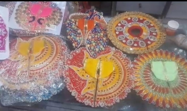 લોકો તહેવારની તૈયારીઓમાં તલ્લીન બન્યા છે.