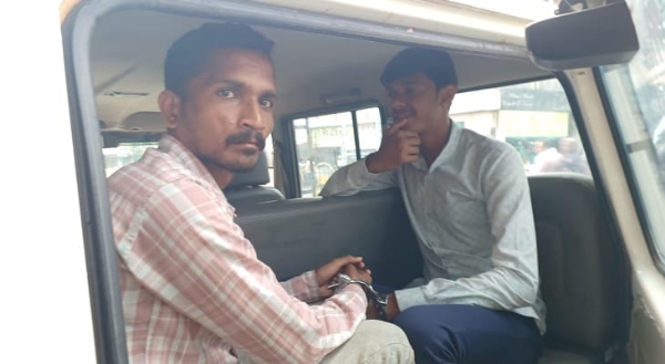બે કર્મીઓ ઝડપાયા