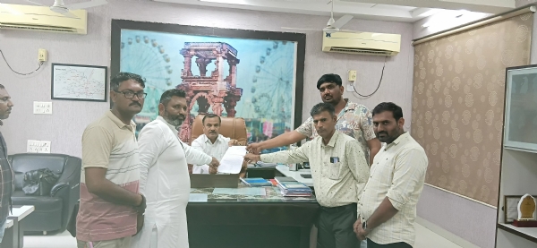 રબારી સમાજની દીકરી પર જુનાગઢમાં પોલીસ દ્વારા અશોભનીય વર્તન કરાયેલ તે પોલીસ વિરુદ્ધ પગલા ભરવા બાબતે સિદ્ધપુર રબારી સમાજ દ્વારા પ્રાંત ને આવેદન
