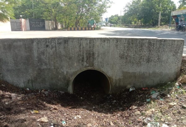 પૂલ નીચેથી ઘન કચરો એકઠો કરાયો