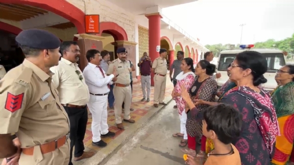 ઉદ્યોગનગરનું ફાટક બંધ થતાં મહિલાઓ બની રણચંડી.