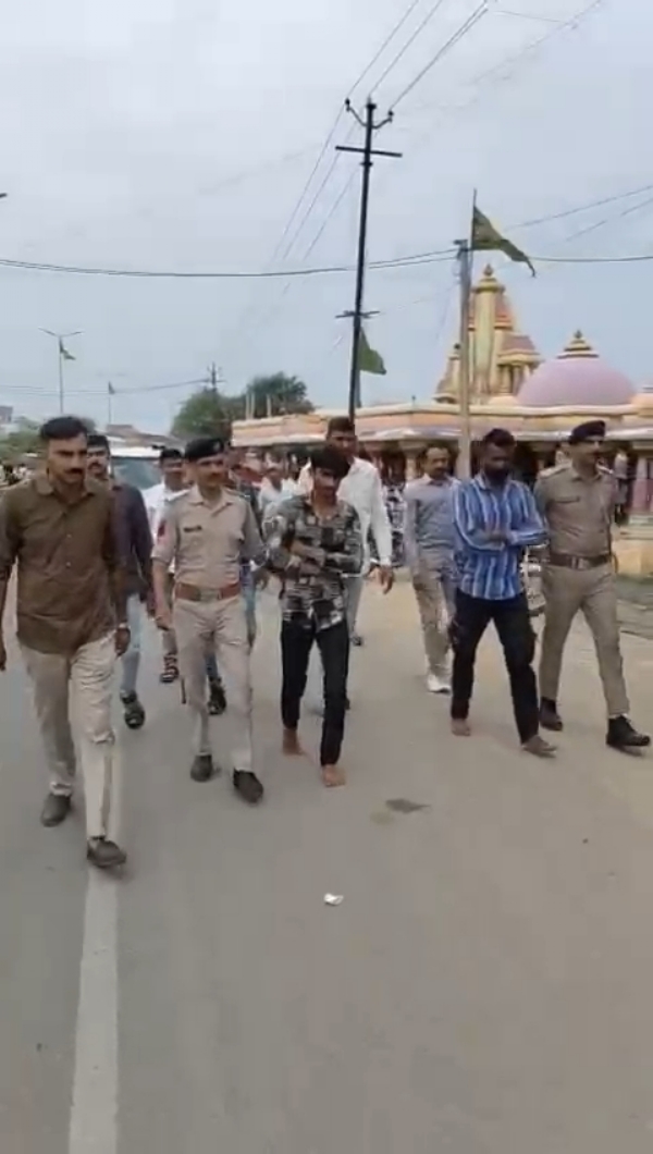 માધવપુર પોલીસે મારામારી કરનાર શખ્સોનો વરઘોડો કાઢ્યો.