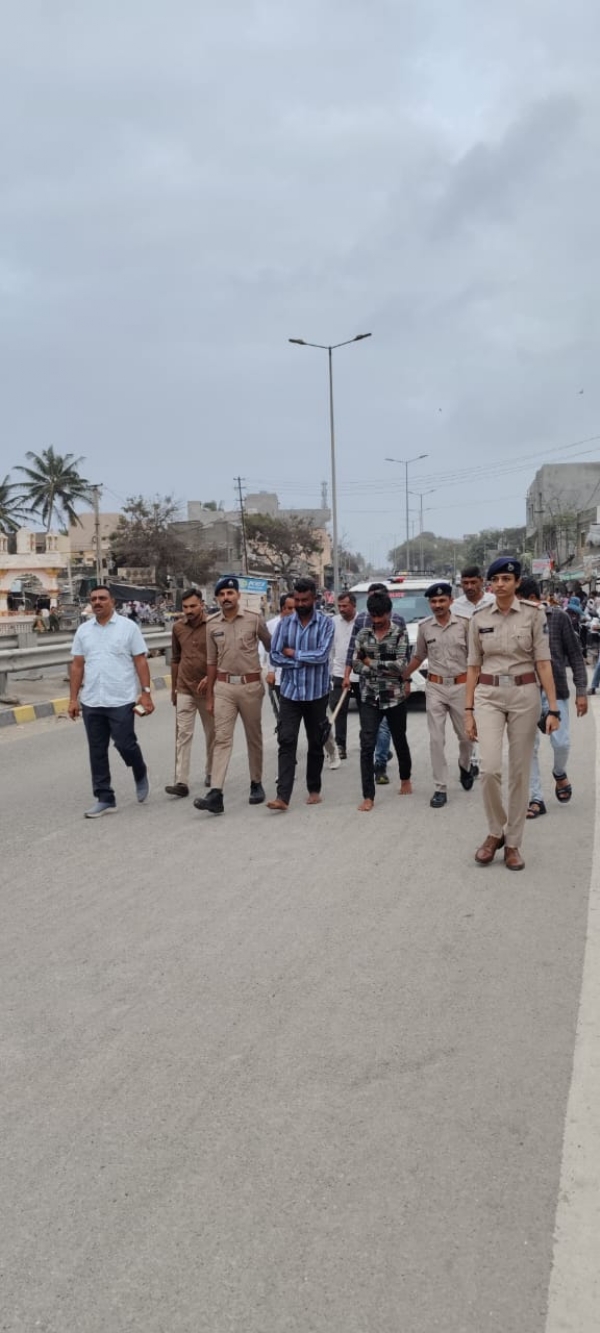 માધવપુર પોલીસે મારામારી કરનાર શખ્સોનો વરઘોડો કાઢ્યો.