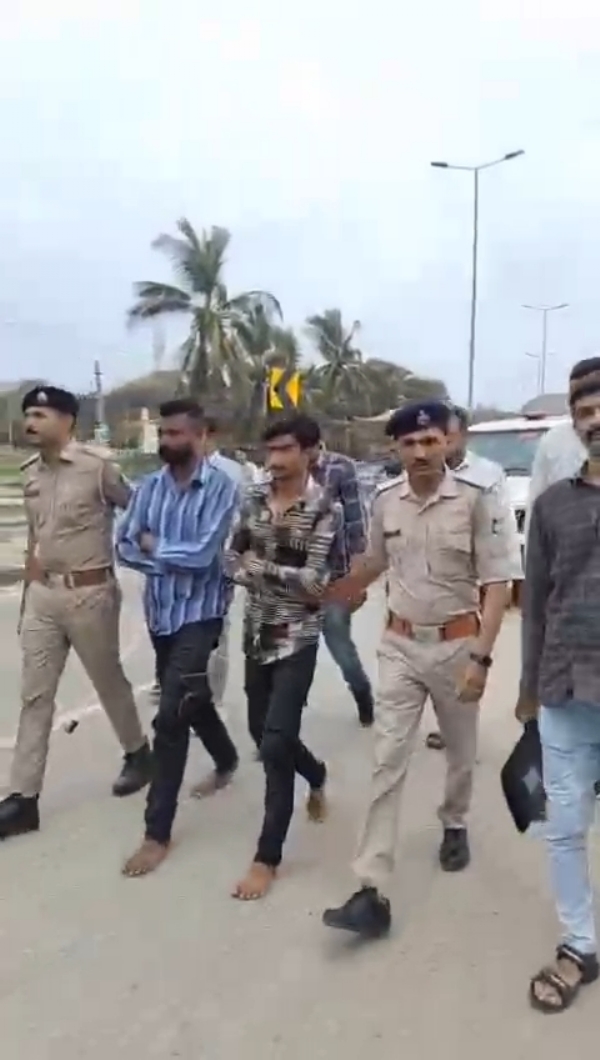 માધવપુર પોલીસે મારામારી કરનાર શખ્સોનો વરઘોડો કાઢ્યો.