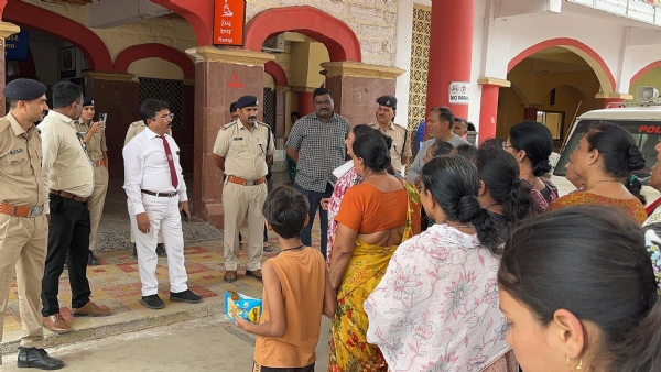 ઉદ્યોગનગરનું ફાટક બંધ થતાં મહિલાઓ બની રણચંડી.