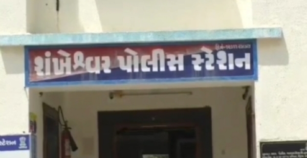 શંખેશ્વર-દશાડા હાઈવે પર ઈકો ગાડીમાંથી દારૂનો જથ્થો ઝડપાયો