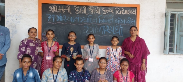 પોરબંદરની કે.બી. જોશી કન્યા વિદ્યાલયમાં સ્વાતંત્ર્યતા દિન થીમ આધારિત રંગોળી સ્પર્ધા યોજાઇ.