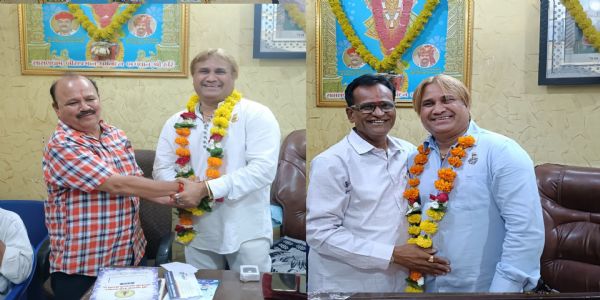 સાધુ સમાજના અગ્રણી દ્વારા, સાલ ઓઢાડી, હાર તોરા કરીને જીતુભાઈ કુહાડાજીનું સન્માન કરવામાં આવેલ