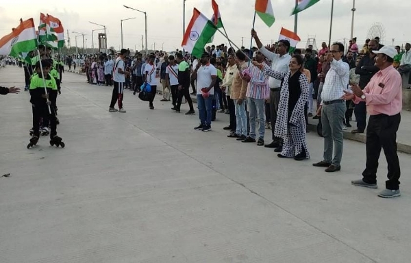 પોરબંદરમાં ‘ફ્લેગ ઓન વિલ’ કાર્યક્રમ યોજાયો, ચોપાટી ખાતે તિરંગ સ્કેટિંગ રેલી યોજાઈ.