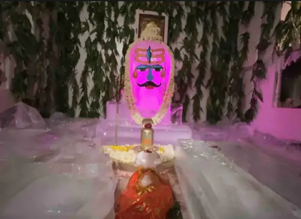 પાટણમાં બગેશ્વર મહાદેવ મંદિર પરિસરમાં 108 બરફની લાદીમાંથી અમરનાથની પ્રતિકૃતિ તથા શ્રી કોટેશ્વર મહાદેવ મંદિરમાં  ફળોથી ભવ્ય શણગાર કરવામાં આવ્યો