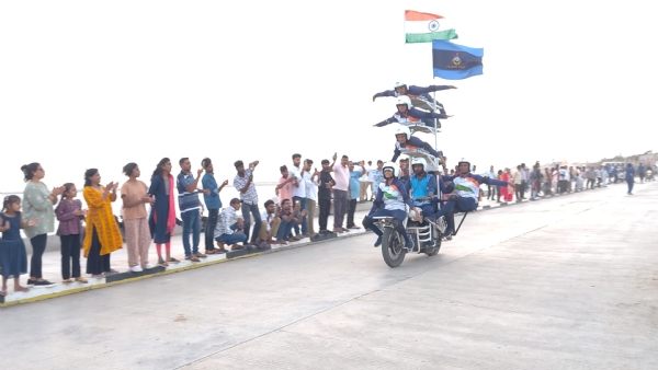 પોરબંદર ચોપાટી ખાતે ગુજરાત પોલીસના જવાનો દ્વારા બાઈક શો અને બેન્ડ સુરાવલી કાર્યક્રમથી દેશભક્તિનો માહોલ છવાયો.