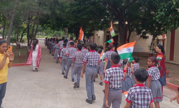 કેન્દ્રીય વિદ્યાલય દ્વારા ત્રિરંગાના સન્માન માટે રેલીનું આયોજન કરાયુ.