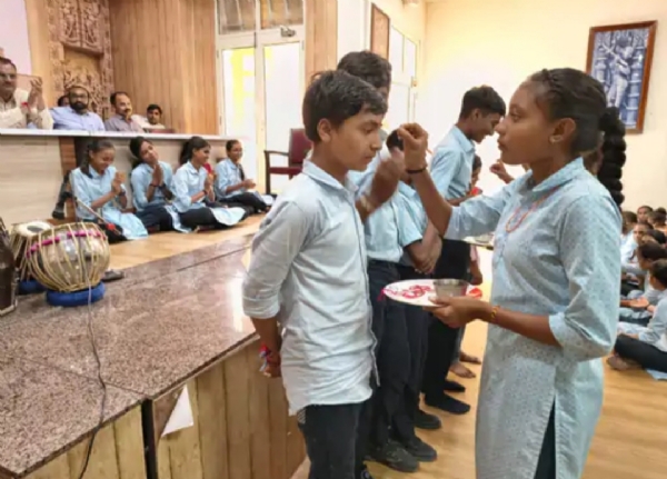 પાટણમા બી.ડી. વિદ્યાલયમાં દિવ્યાંગ ભાઈ-બહેનો સાથે અનોખી રક્ષાબંધન