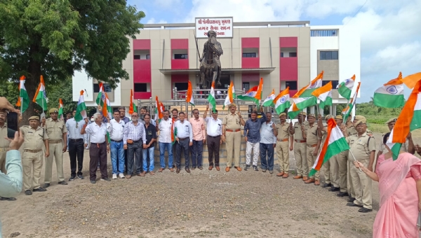 સાવરકુંડલા વહીવટી તંત્ર દ્વારા ભવ્ય તિરંગા યાત્રાનું આયોજન*