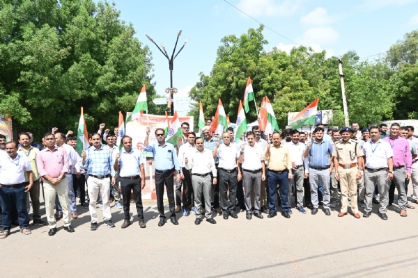 અધિકારીઓ અને કર્મચારીઓ દ્વારા તિરંગા