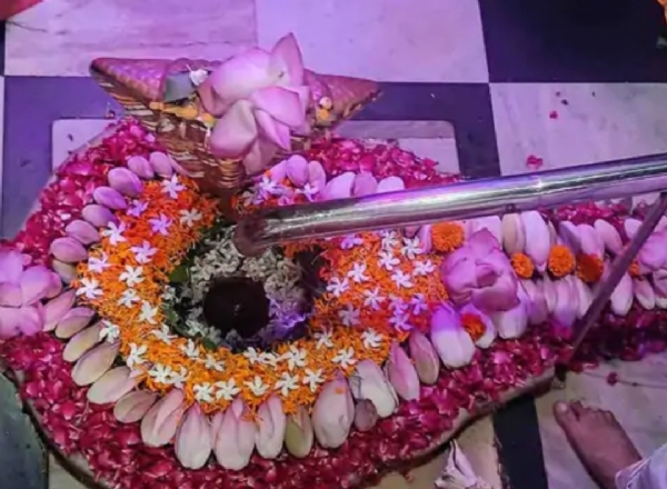 શ્રાવણ માસ દરમિયાન શંખેશ્વરનું 700 વર્ષ જૂનું પાતાલેશ્વર મહાદેવ શિવાલયમા બ્રાહ્મણો દ્વારા 1008 બીલીપત્ર સાથે મહાપૂજા કરવામાં આવે છે