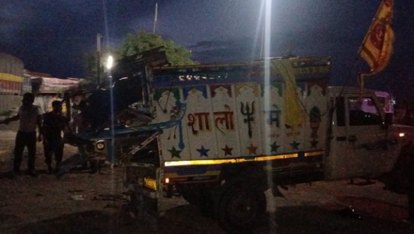 કન્ટેનર અને પેસેન્જર પિકઅપ વચ્ચે ભીષણ ટક્કર