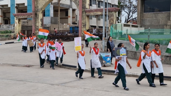 પોરબંદરની ચોપાટી ખાતે ભારત દેશની આઝાદીના 79 વર્ષની ઉજવણી અંતર્ગત બીચ ક્લિનિંગ કાર્યક્રમ યોજાયો.