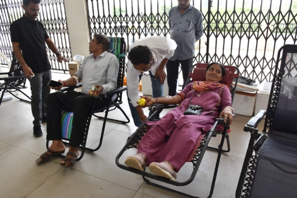 Teachers of Aravalli district are performing their duty for the homeland by giving their blood for the country.