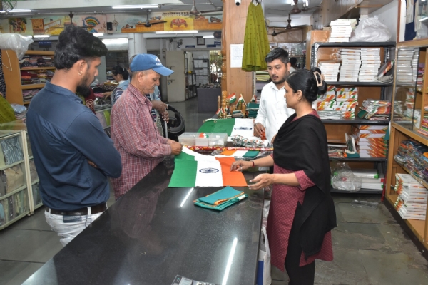 ખાદી ગ્રામોદ્યોગ ભંડારને સ્વતંત્રતા દિવસ નિમિત્તે ધૂમ કમાણી.