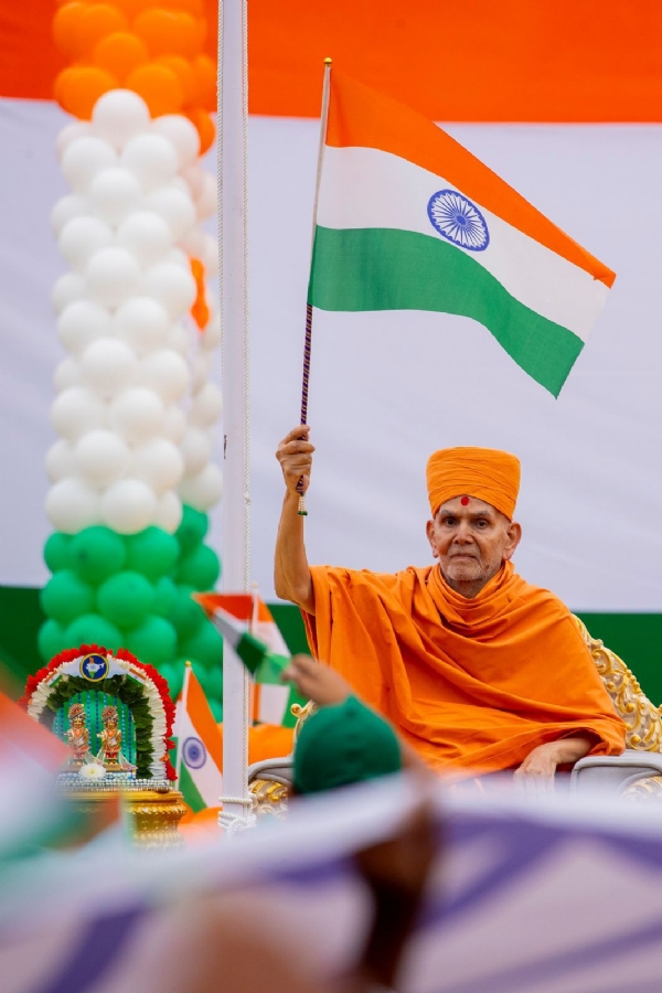 મહંતસ્વામી મહારાજના સાનિધ્યમાં ધ્વજવંદન સમારોહની રાષ્ટ્રભક્તિ સાથે ઉજવણી