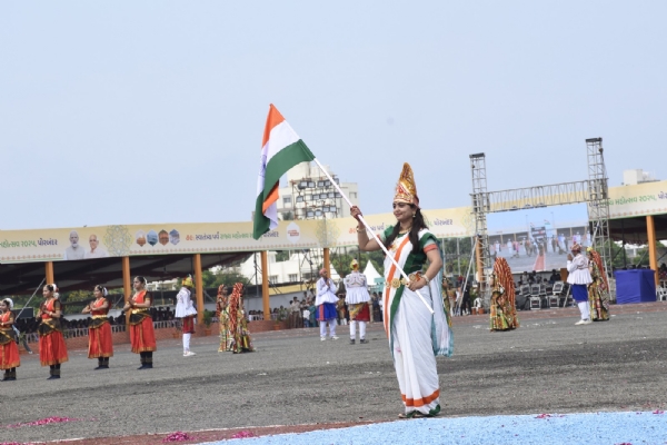દેશભક્તિસભર સાંસ્કૃતિક કાર્યક્રમોની સુંદર પ્રસ્તુતિએ સમગ્ર વાતાવરણ દેશપ્રેમથી ભરી દીધું.