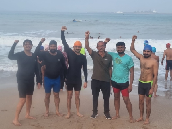 પોરબંદર માં મધદરિયે ધ્વજવંદન કરી અનોખી દેશભક્તિ