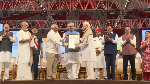 રાજ્યપાલ  આચાર્ય દેવવ્રતજી અને મુખ્યમંત્રી ભૂપેન્દ્ર પટેલના હસ્તે પોરબંદર જિલ્લાના 12 રત્નોનું સન્માન.