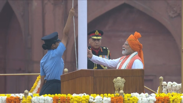 રાષ્ટ્રધ્વજ ફરકાવતા પ્રધાનમંત્રી મોદી