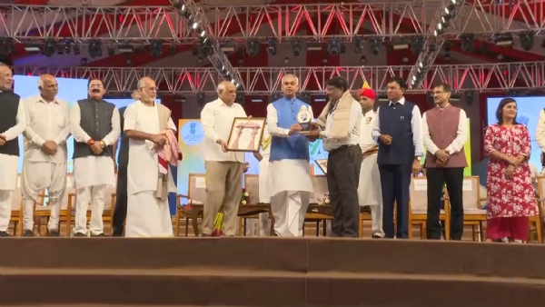 રાજ્યપાલ  આચાર્ય દેવવ્રતજી અને મુખ્યમંત્રી ભૂપેન્દ્ર પટેલના હસ્તે પોરબંદર જિલ્લાના 12 રત્નોનું સન્માન.