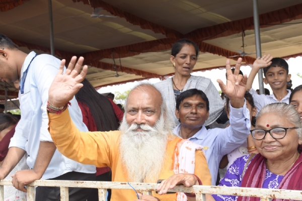 દેશભક્તિસભર સાંસ્કૃતિક કાર્યક્રમોની સુંદર પ્રસ્તુતિએ સમગ્ર વાતાવરણ દેશપ્રેમથી ભરી દીધું.