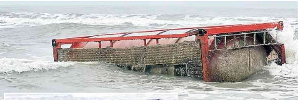 તણાઇ આવેલા કન્ટેઇનર્સ