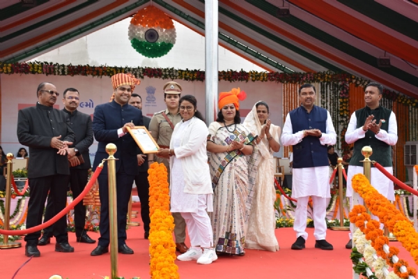 The tricolor is our glory, our pride, let us live for the sake of the country, that is our duty. Let us keep this spirit of unity in our hearts, let us build a new future for India.