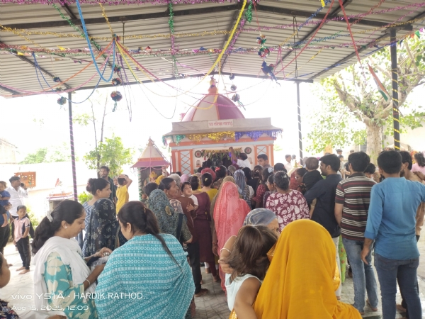 સિદ્ધપુરમાં બહેનોએ શીતળા માતાજીની પૂજા કરી ઠંડુ પાણી ચડાવ્યું