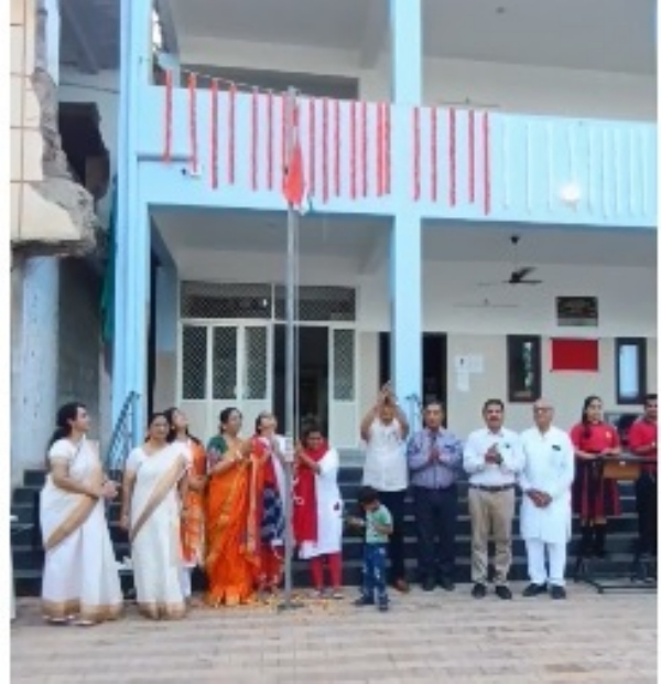ભુજમાં વાલીઓના હસ્તે ધ્વજવંદન