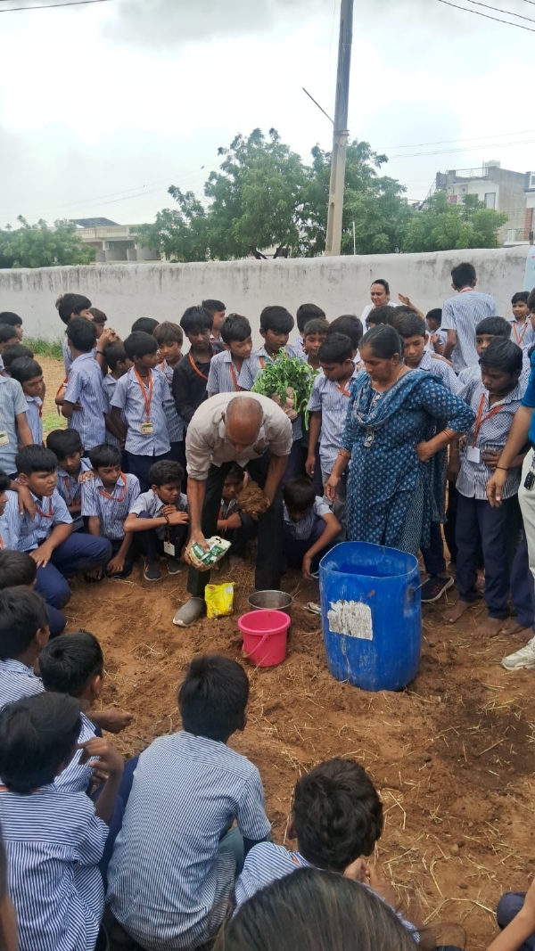 કુંડાળ શાળામાં બેગલેસ શનિવારે પ્રાકૃતિક ખેતીની પ્રેરણાદાયક કામગીરી : બાળકોએ બનાવી પોતાનું કિચન ગાર્ડન