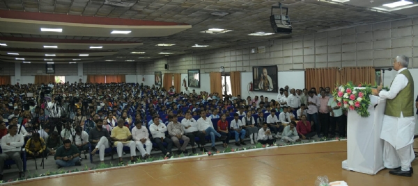 શ્રેષ્ઠ પ્રદર્શન કરનારા વિદ્યાર્થીઓનું રાજ્યપાલએ સન્માન કર્યું