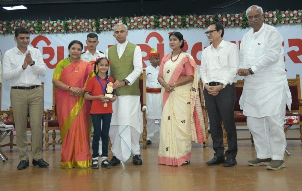 શ્રેષ્ઠ પ્રદર્શન કરનારા વિદ્યાર્થીઓનું રાજ્યપાલએ સન્માન કર્યું