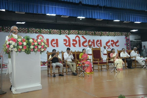 શ્રેષ્ઠ પ્રદર્શન કરનારા વિદ્યાર્થીઓનું રાજ્યપાલએ સન્માન કર્યું