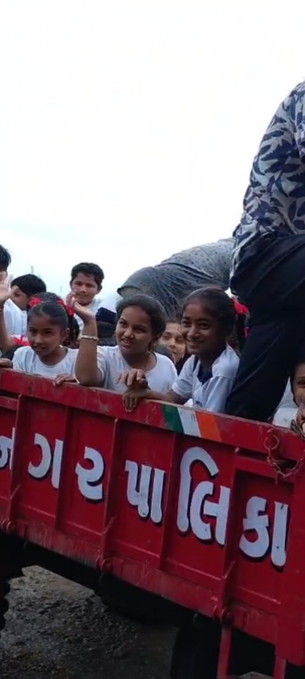 રાણાવાવ ની ભોરસર સીમમાં સફાયેલ 46 વિદ્યાર્થીઓનું રેસ્ક્યુ કરાયું.