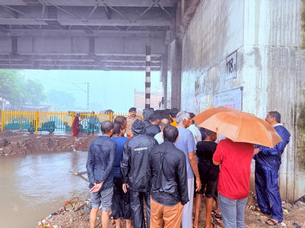 ભારે વરસાદની આગાહી સંદર્ભે પોરબંદર શહેરના વિવિધ વિસ્તારોની મુલાકાત લેતા જિલ્લા કલેક્ટર.